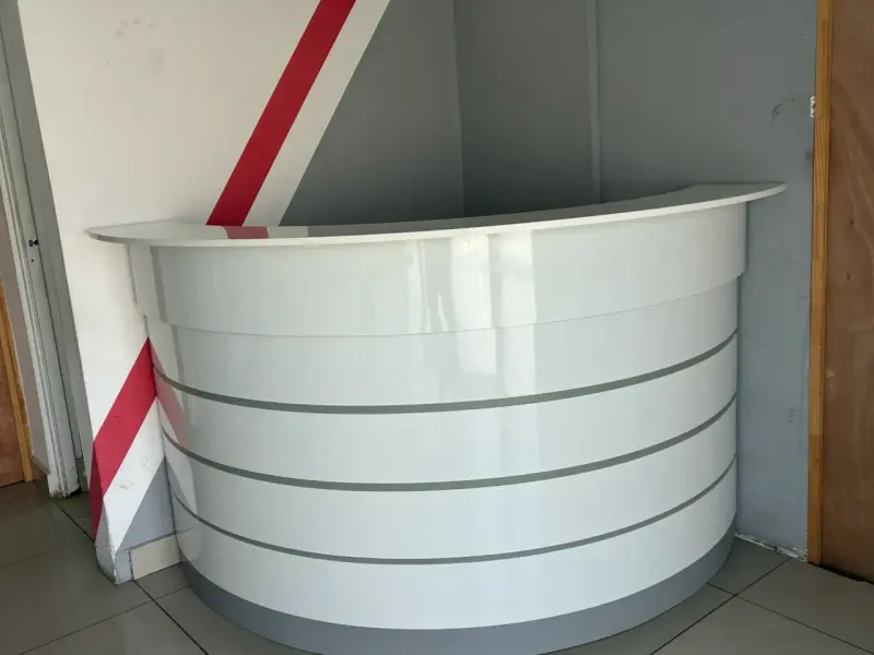 Mostrador de recepción curvo blanco - 2