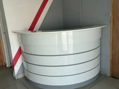 Mostrador de recepción curvo blanco - miniatura 2