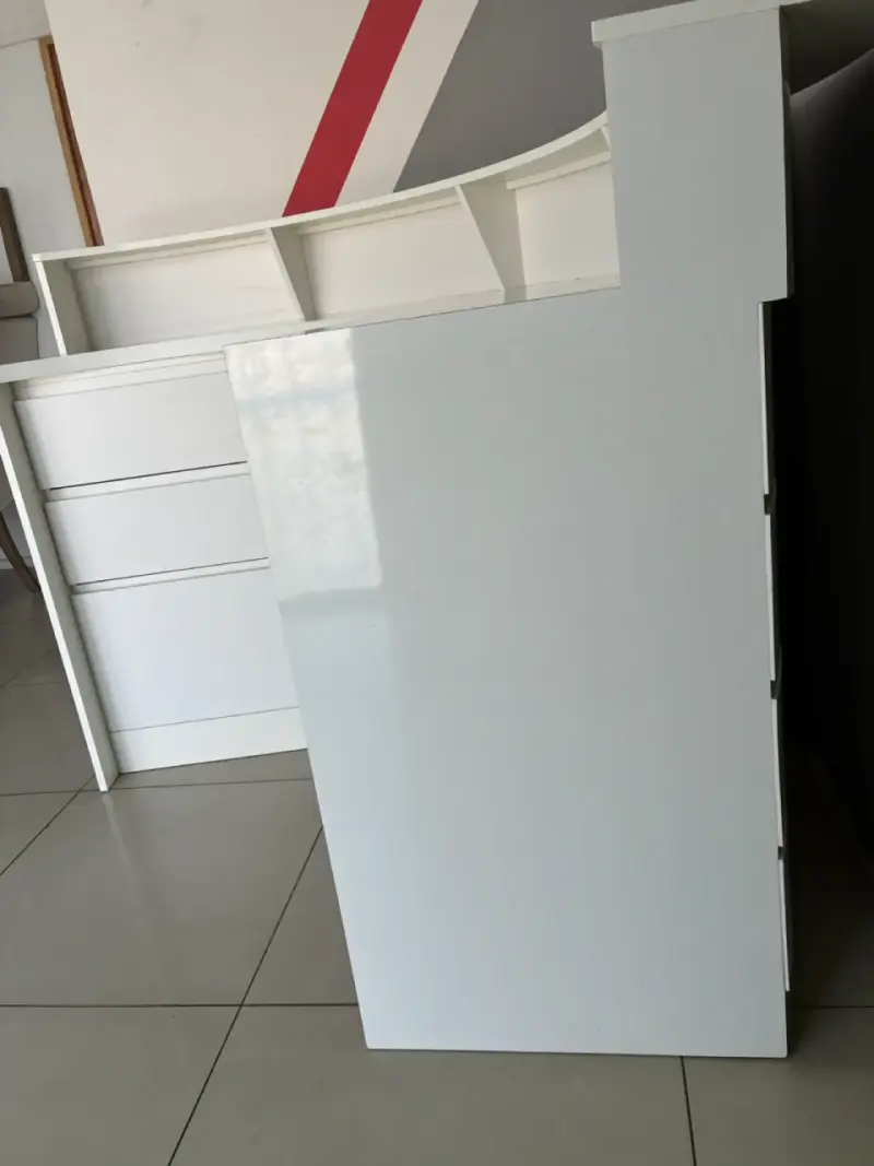 Mostrador de recepción curvo blanco - 4
