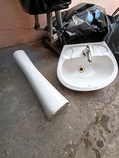 Lavamanos de cerámica con pedestal marca fanaloza - miniatura 1