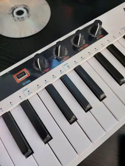 Controlador MIDI Arturia KeyStep37 - miniatura 3