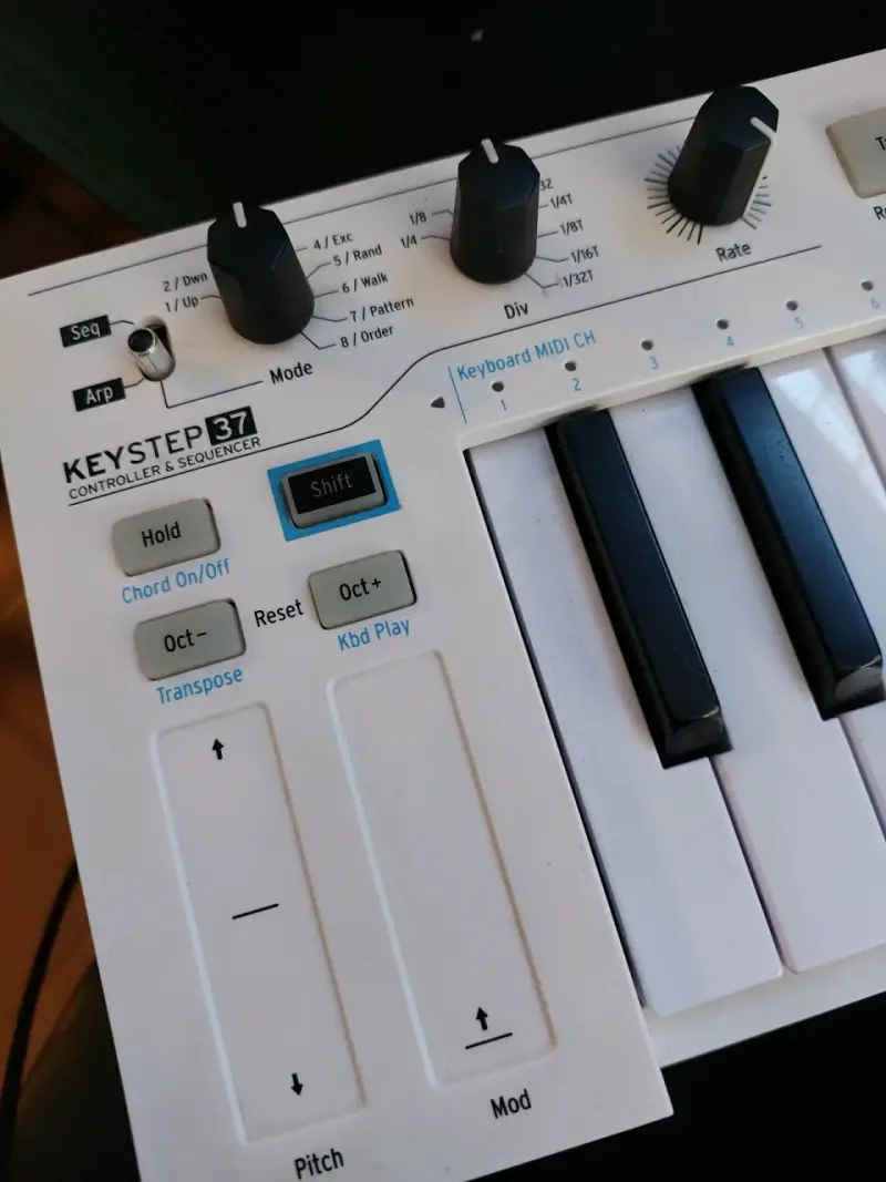 Controlador MIDI Arturia KeyStep37 - 4