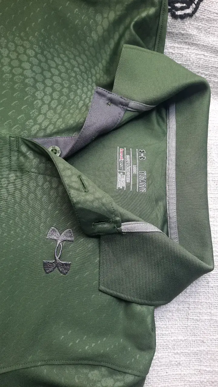 Polera polo verde Under Armour deportiva - 2
