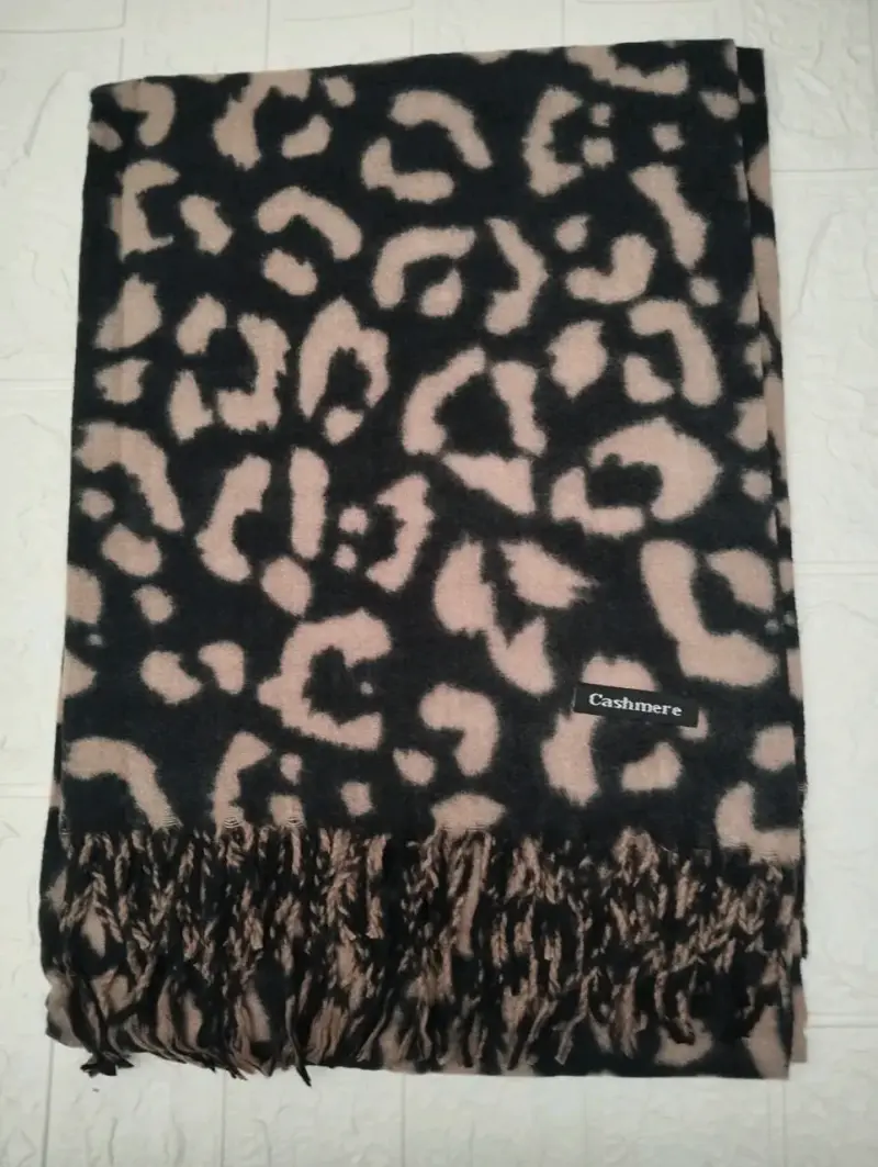 Bufanda de cashmere con estampado animal print