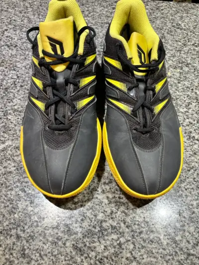 Zapatillas deportivas negras y amarillas - miniatura 2