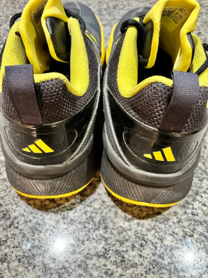 Zapatillas deportivas negras y amarillas - 4