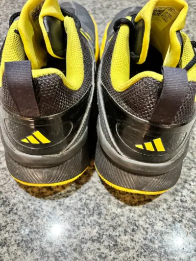 Zapatillas deportivas negras y amarillas - miniatura 4