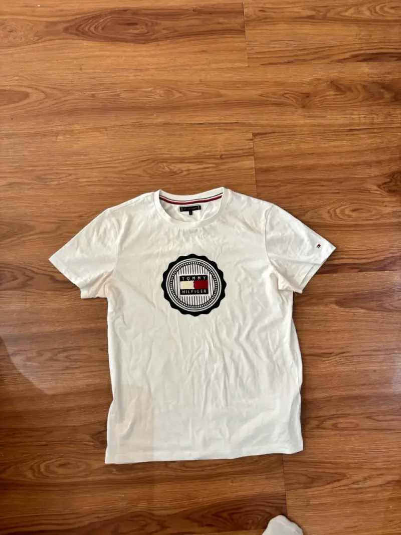 Polera Tommy Hilfiger blanca con logo