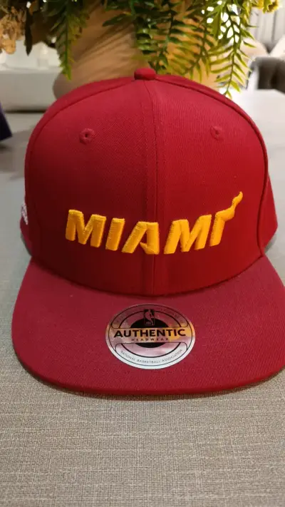Gorra roja NBA Miami Authentic - miniatura 1
