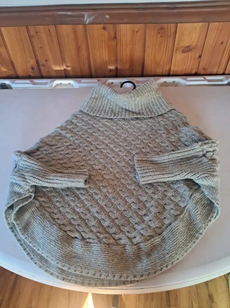 Suéter poncho de lana gris con cuello alto