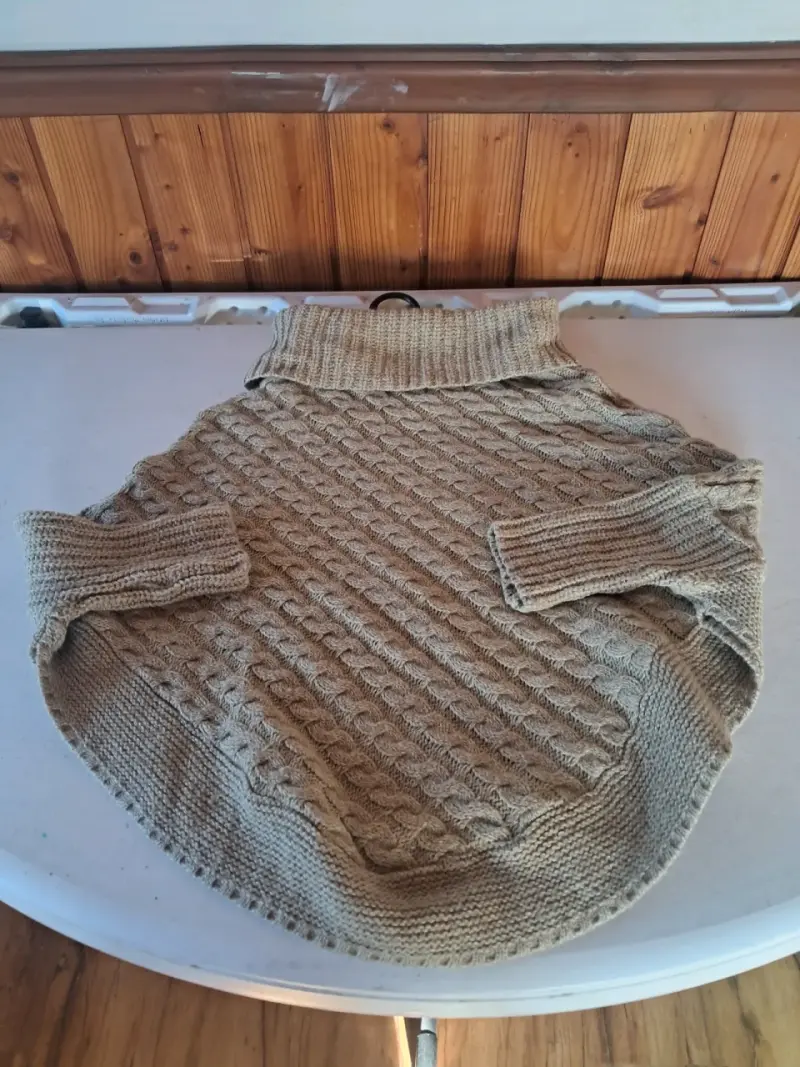 Suéter poncho de lana beige con cuello alto
