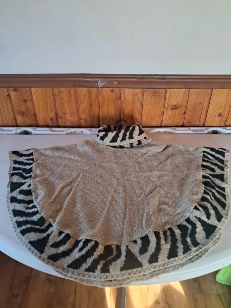 Poncho de lana con diseño animal print