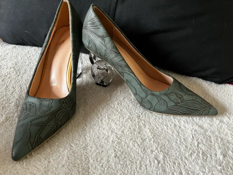 Tacones verdes con diseño floral y tacón transparente - 1
