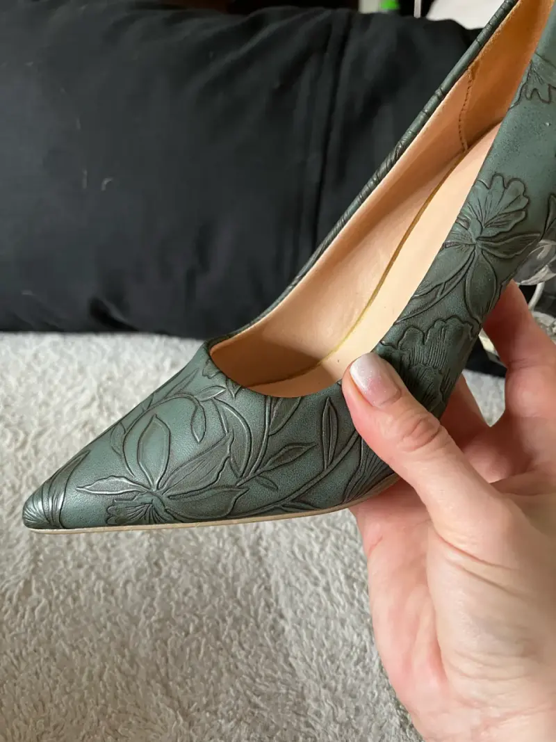 Tacones verdes con diseño floral y tacón transparente - 2