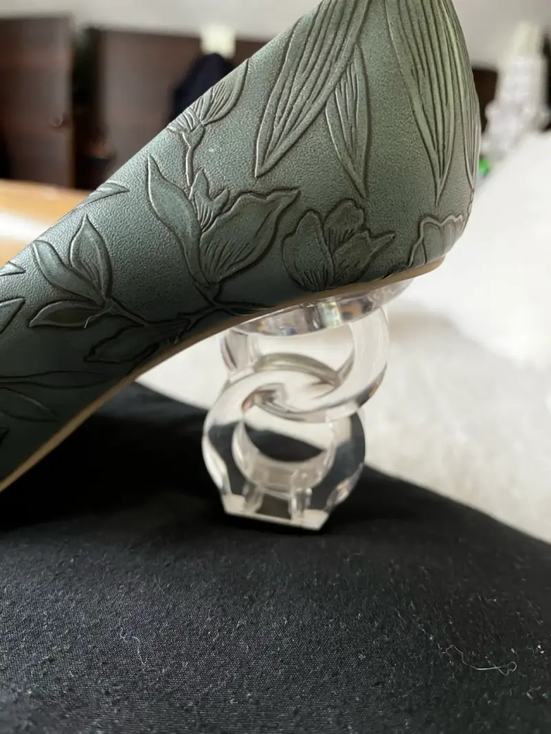 Tacones verdes con diseño floral y tacón transparente - 4