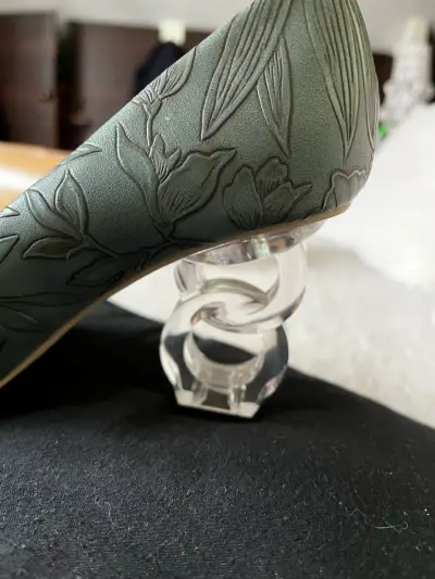 Tacones verdes con diseño floral y tacón transparente - miniatura 4