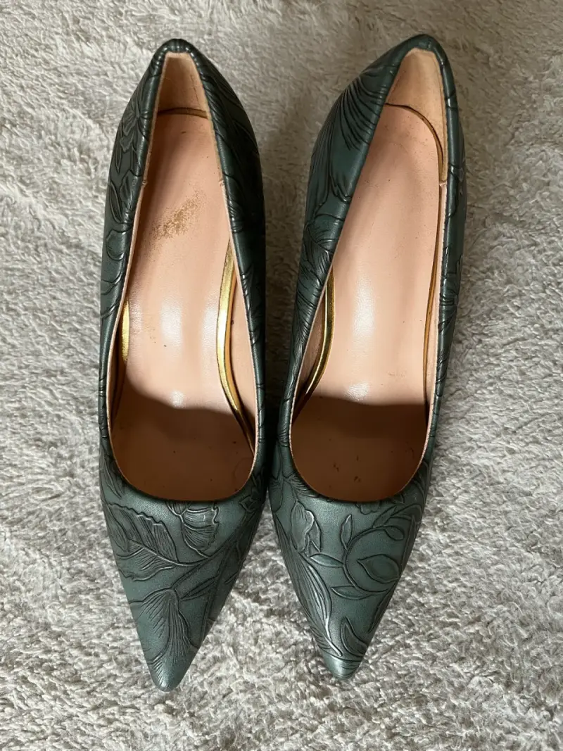 Tacones verdes con diseño floral y tacón transparente - 5