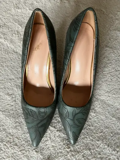 Tacones verdes con diseño floral y tacón transparente - miniatura 5