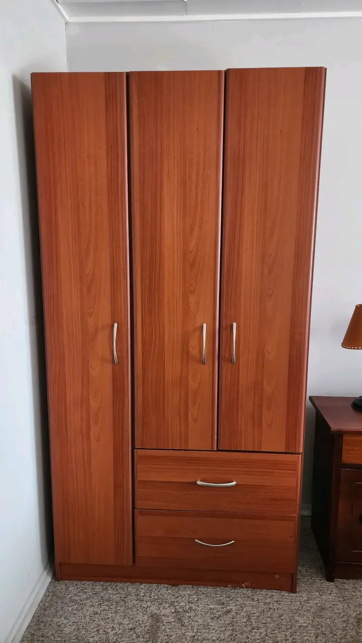 Armario de madera con tres puertas y cajones - 1