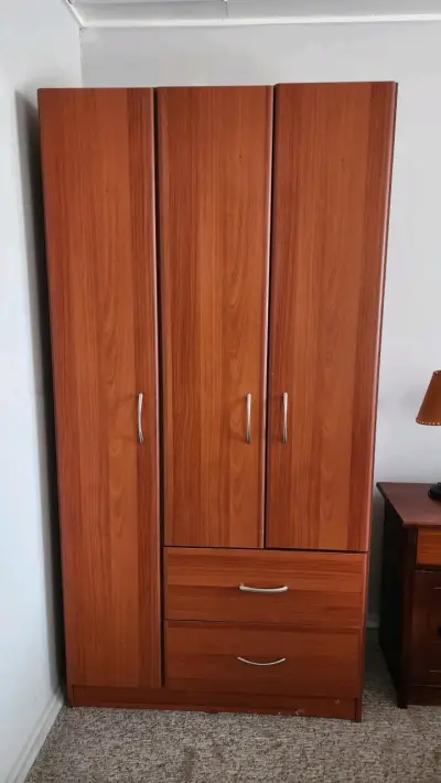 Armario de madera con tres puertas y cajones - miniatura 1
