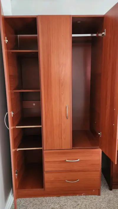 Armario de madera con tres puertas y cajones - miniatura 2