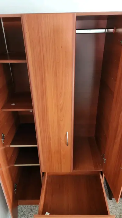 Armario de madera con tres puertas y cajones - miniatura 3