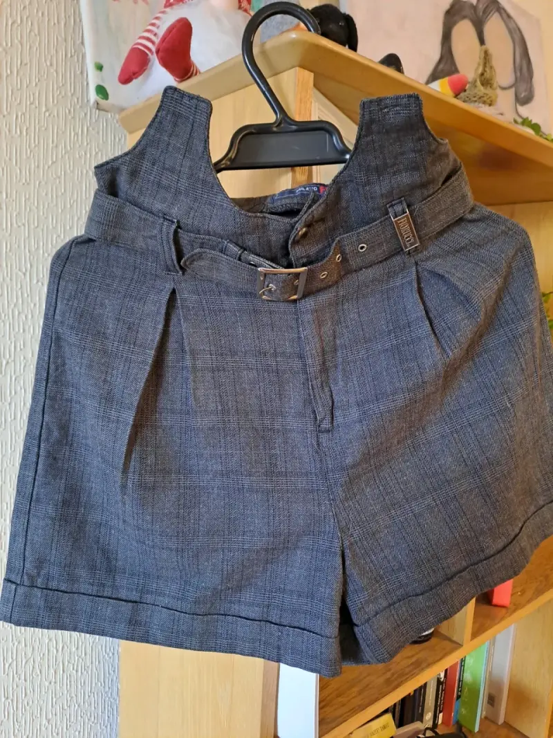 Shorts de vestir gris con cinturón - 1