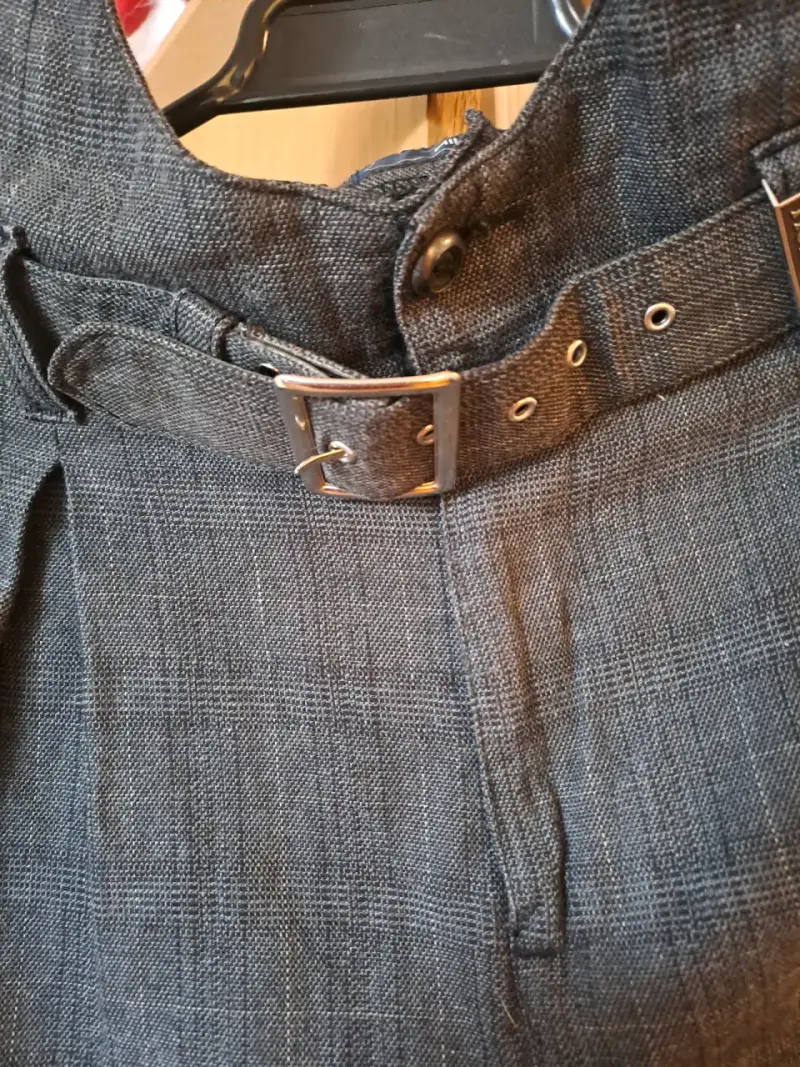 Shorts de vestir gris con cinturón - 3