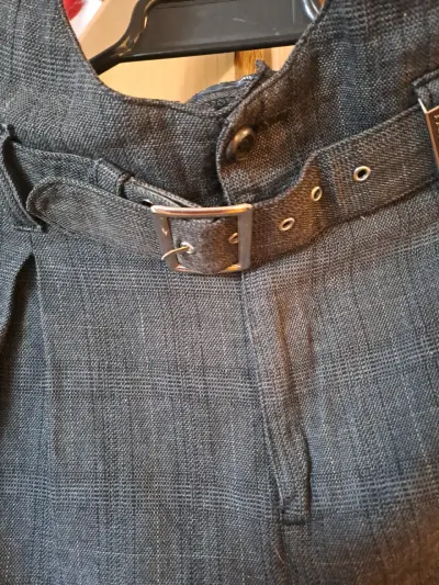 Shorts de vestir gris con cinturón - miniatura 3