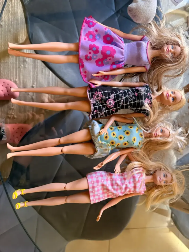 Muñecas Barbie con vestidos coloridos