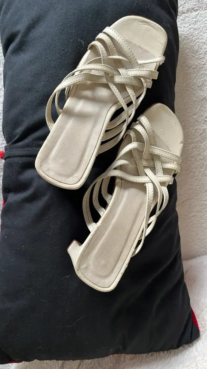 Sandalias de tacón bajo beige elegantes - 1