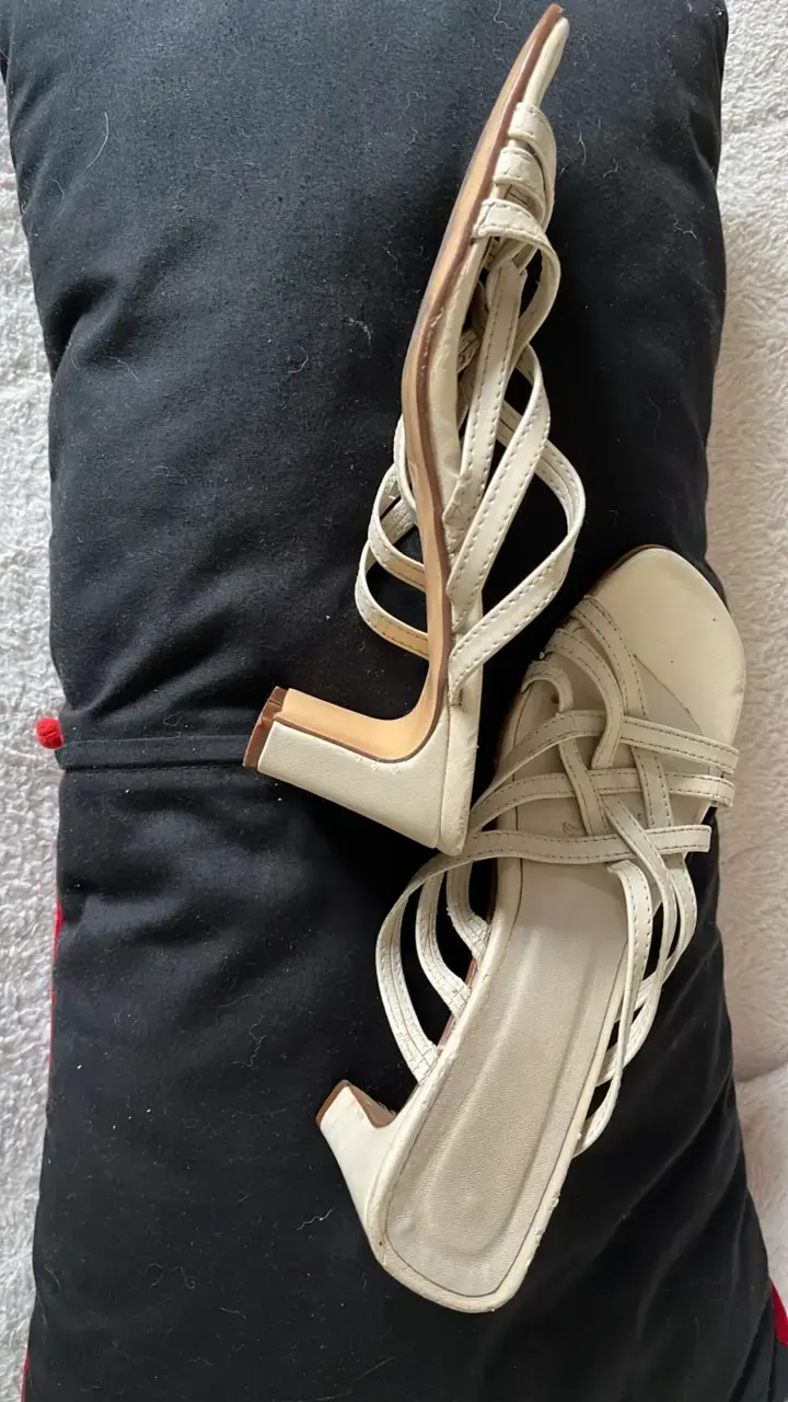 Sandalias de tacón bajo beige elegantes - 2