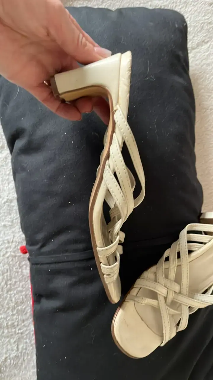 Sandalias de tacón bajo beige elegantes - 4