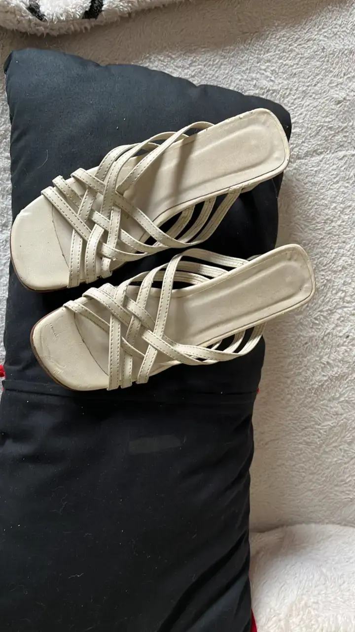 Sandalias de tacón bajo beige elegantes - 5