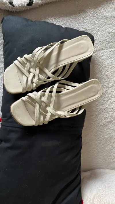 Sandalias de tacón bajo beige elegantes - miniatura 5