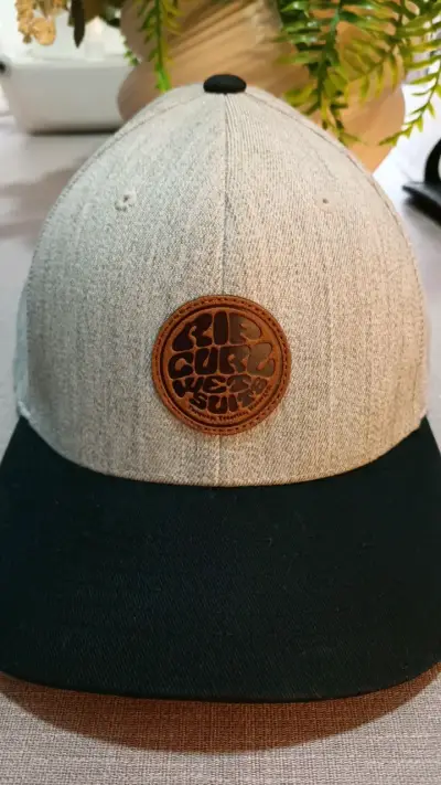 Gorra Rip Curl beige y negra - miniatura 1