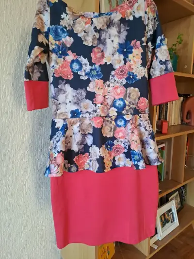Vestido floral con peplum y mangas tres cuartos - miniatura 1
