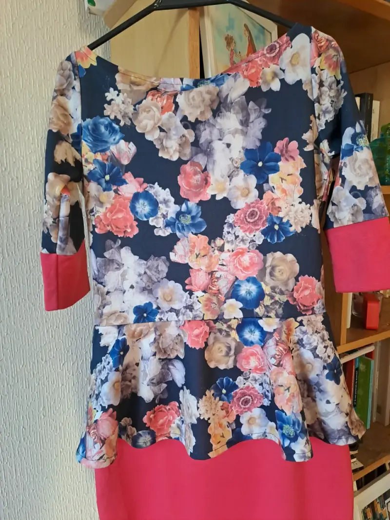 Vestido floral con peplum y mangas tres cuartos - 2
