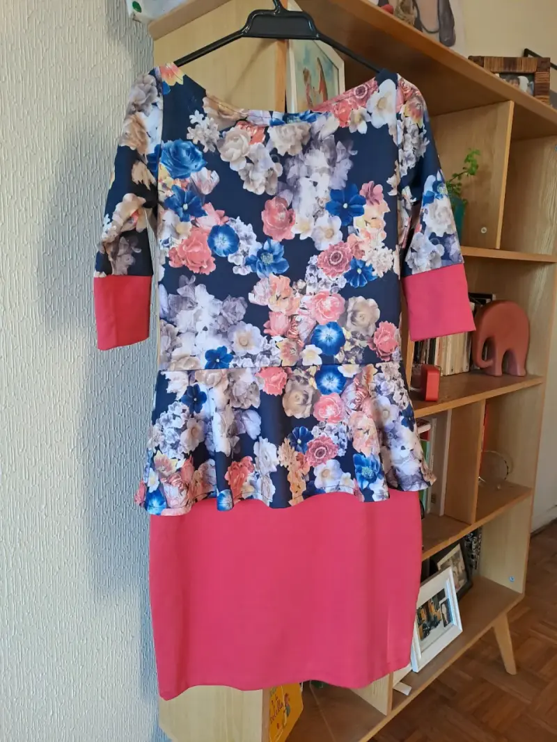 Vestido floral con peplum y mangas tres cuartos - 4