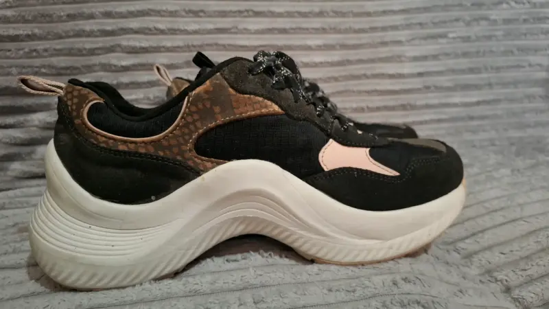 Zapatillas deportivas negras con diseño moderno - 1