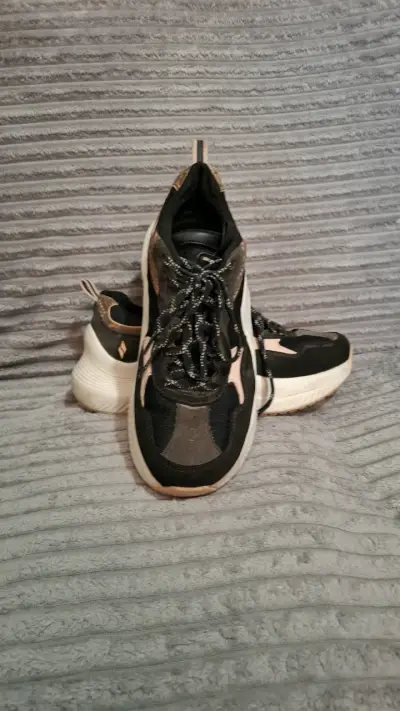 Zapatillas deportivas negras con diseño moderno - miniatura 2