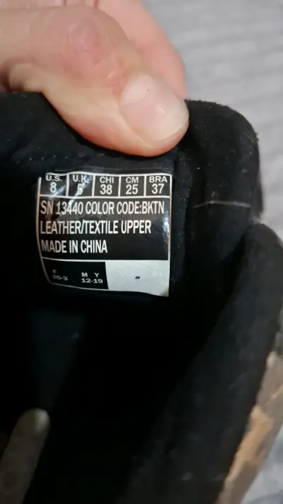 Zapatillas deportivas negras con diseño moderno - miniatura 3