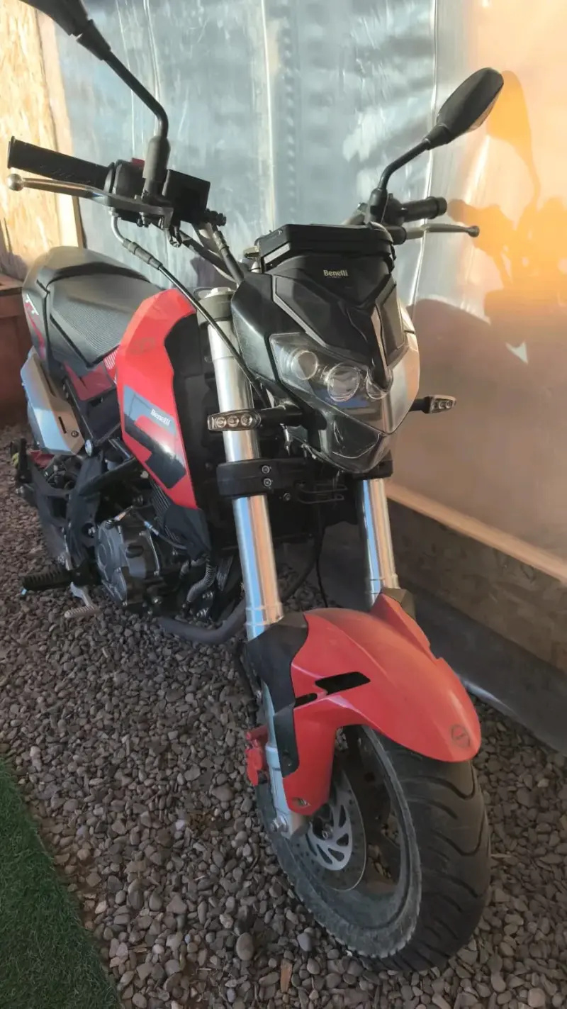 Moto Benelli roja en buen estado - 1