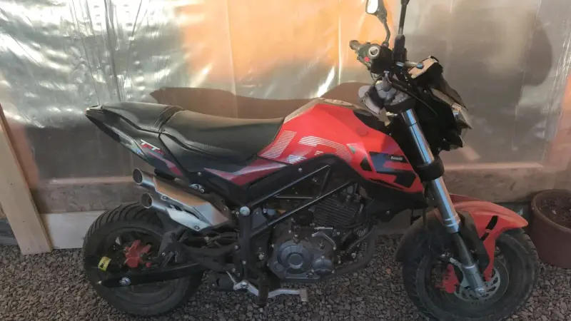 Moto Benelli roja en buen estado - 2