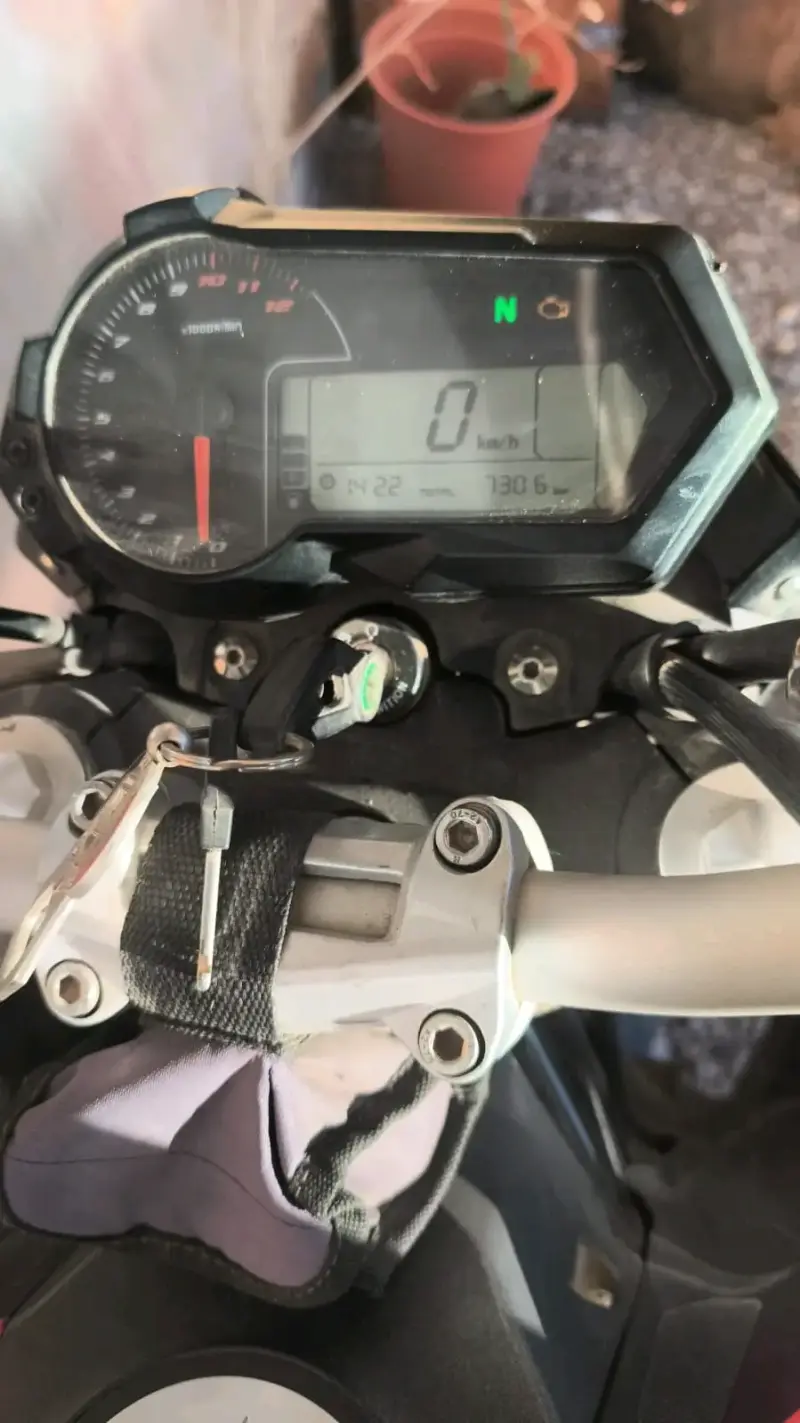 Moto Benelli roja en buen estado - 3