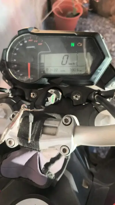 Moto Benelli roja en buen estado - miniatura 3