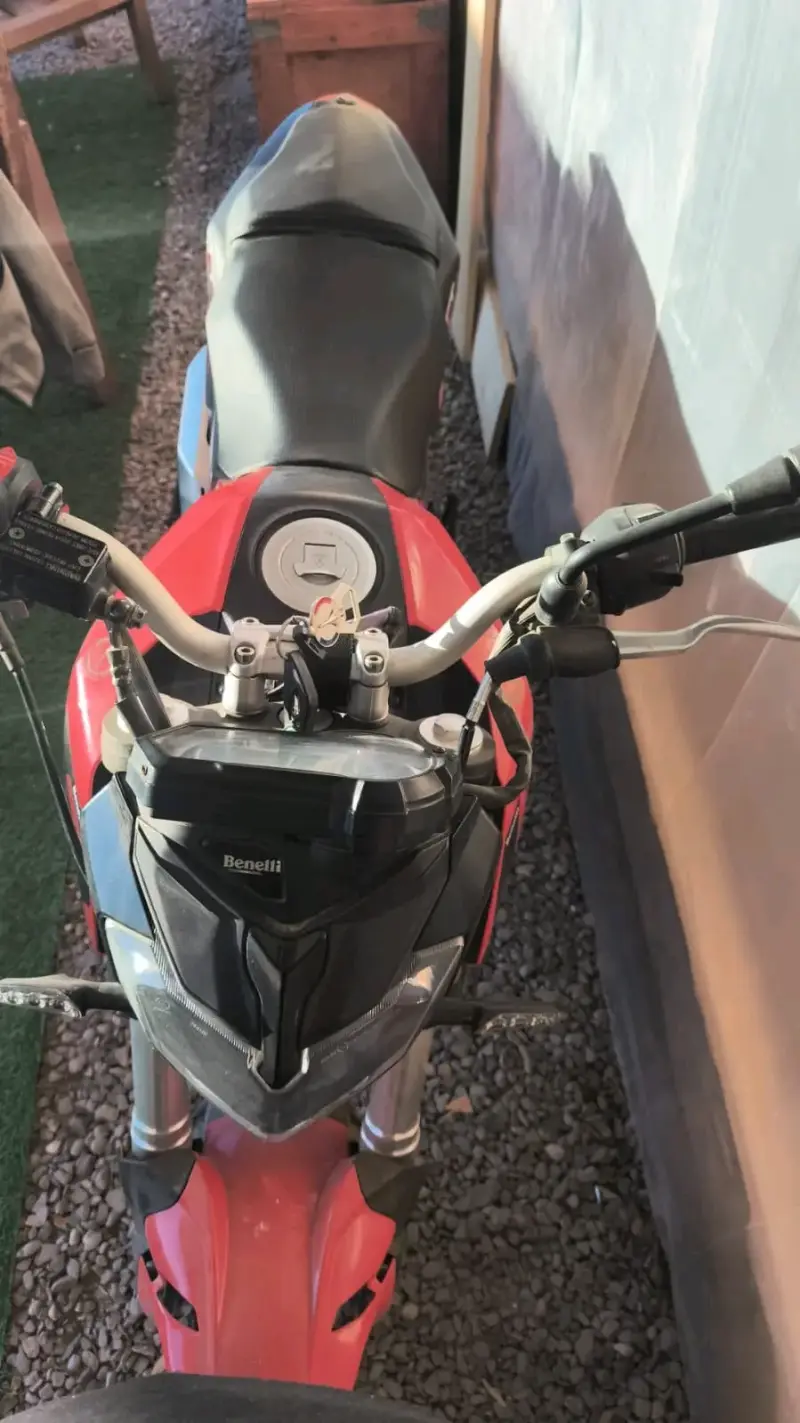 Moto Benelli roja en buen estado - 4