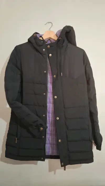 Chaqueta negra acolchada con capucha - miniatura 1