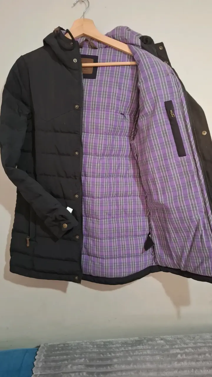Chaqueta negra acolchada con capucha - 2