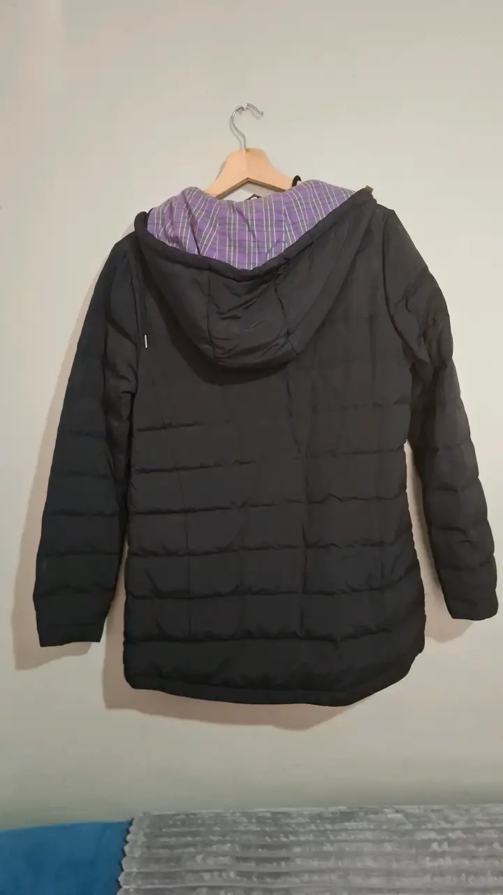 Chaqueta negra acolchada con capucha - 4